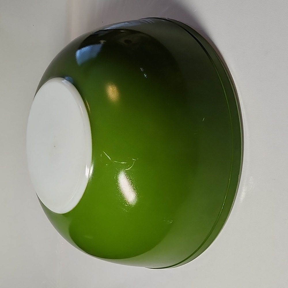 Vintage Pyrex primary Avocado color nesting mixing bowl 404-4qt T.M Reg mark